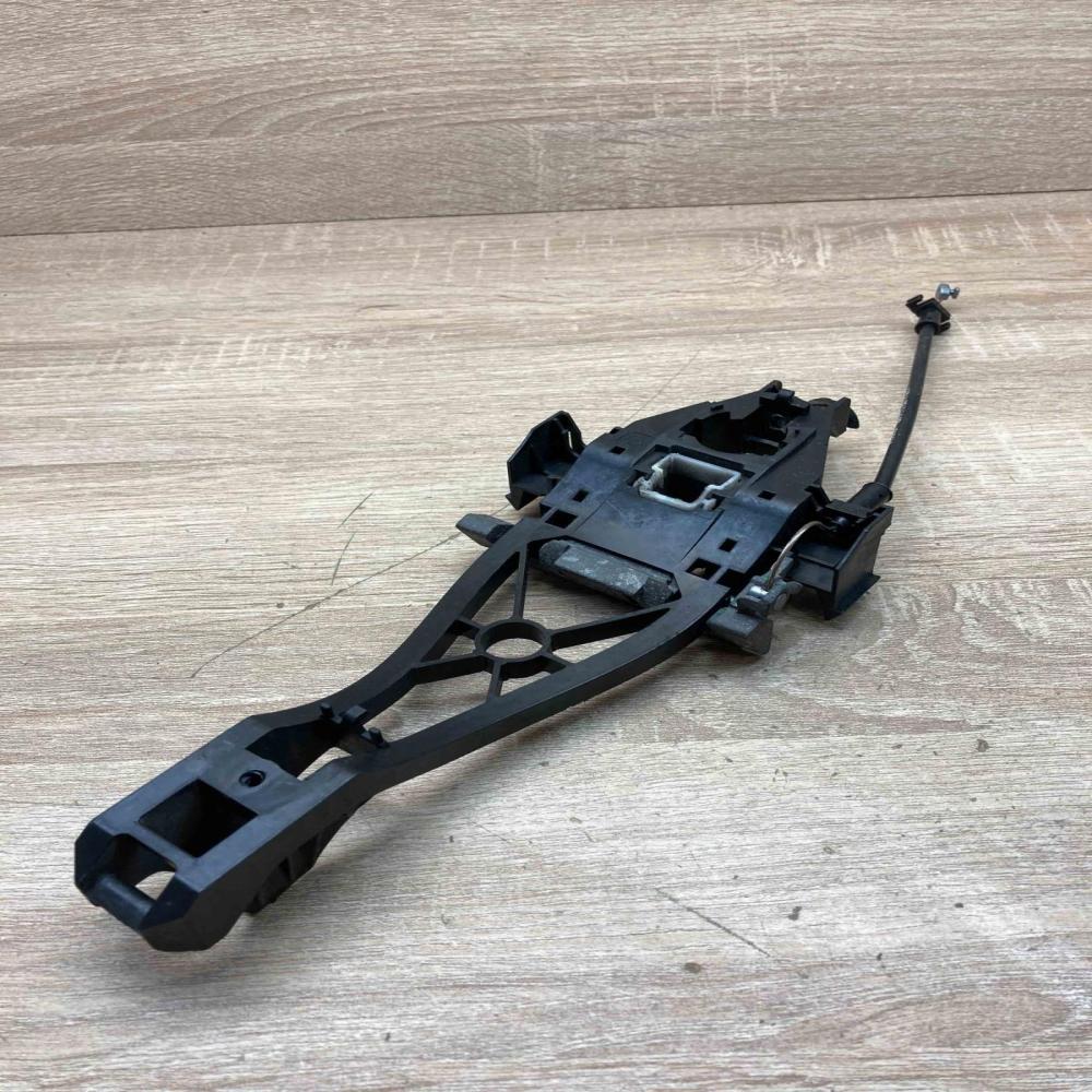 30784203 30784202  Front door exterior handle/bracket Volvo V70