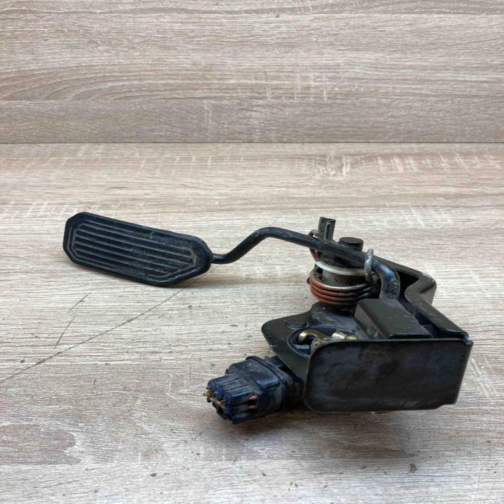 Mazda 626   Accelerator throttle pedal Mazda 626