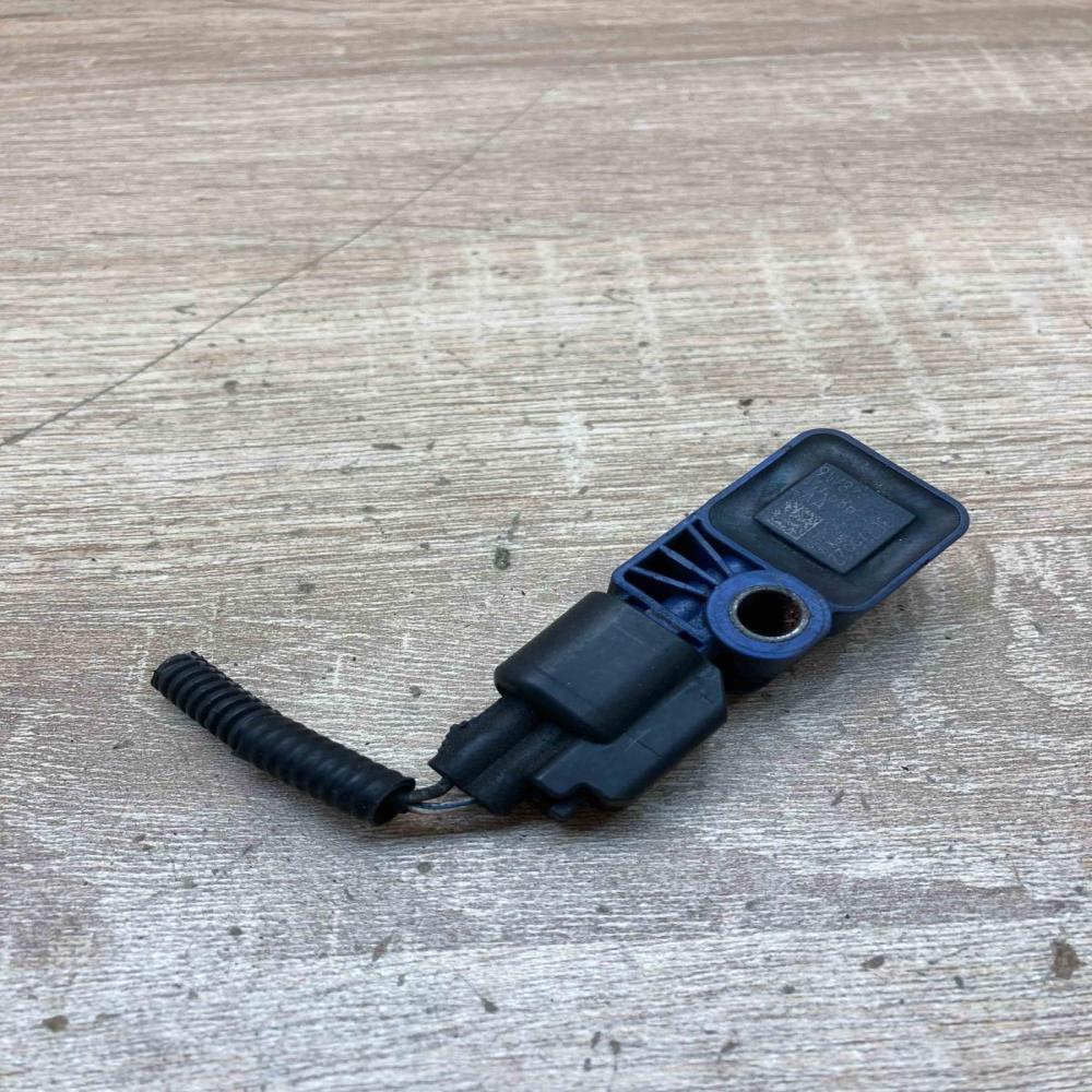 9W83 14A686 AA   Airbag deployment crash/impact sensor Volvo C30