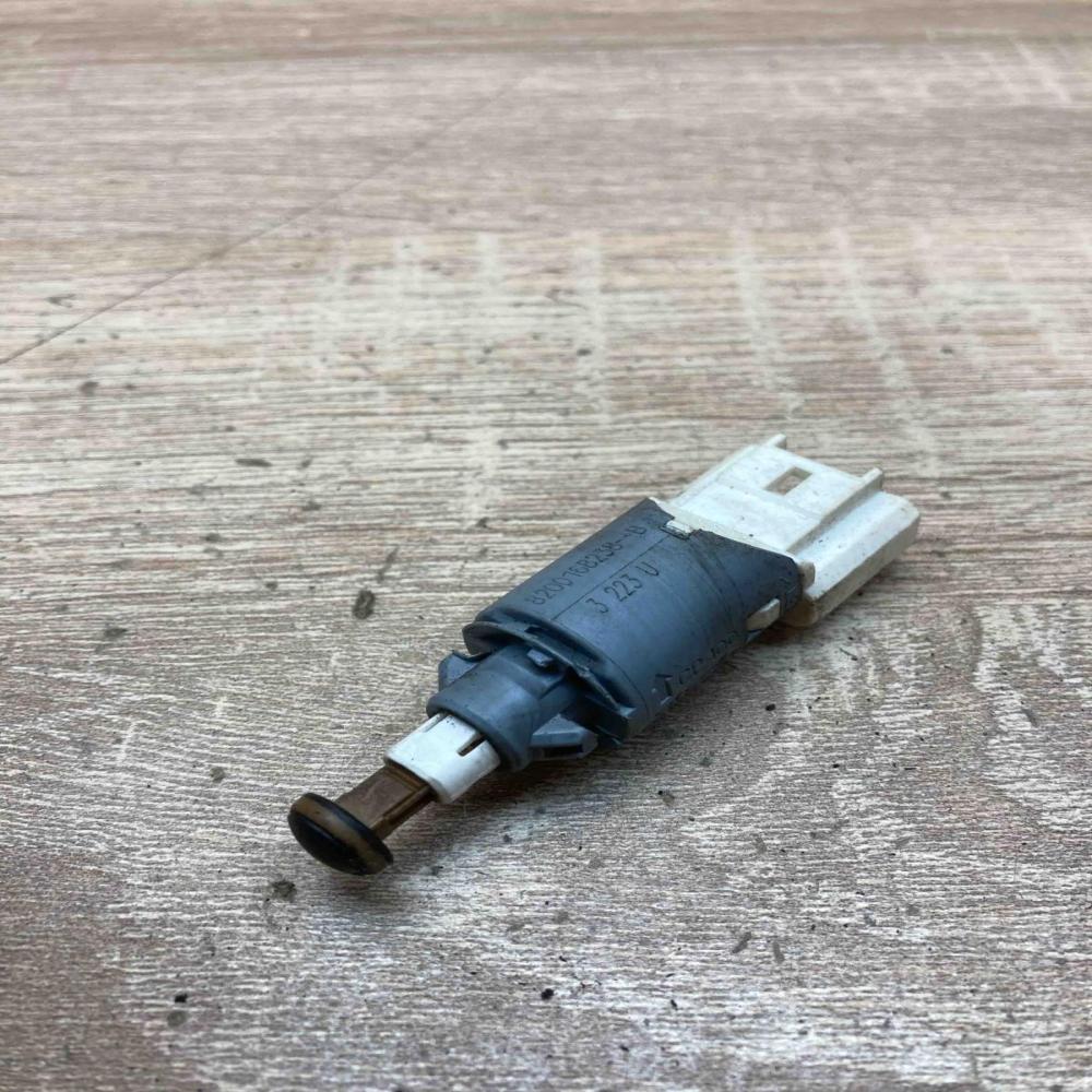 8200168238B   Brake pedal sensor switch Renault Kangoo II
