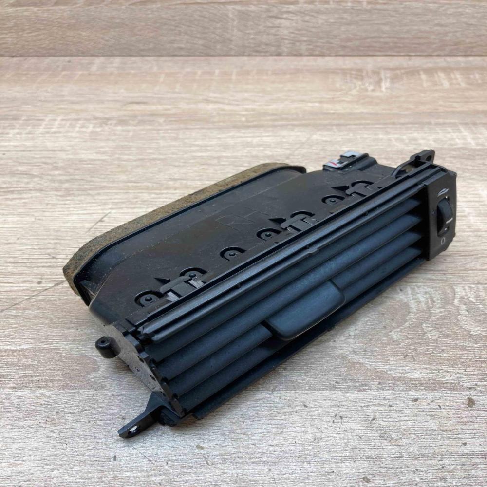 30643315 30676292  Dashboard side air vent grill/cover trim Volvo V70