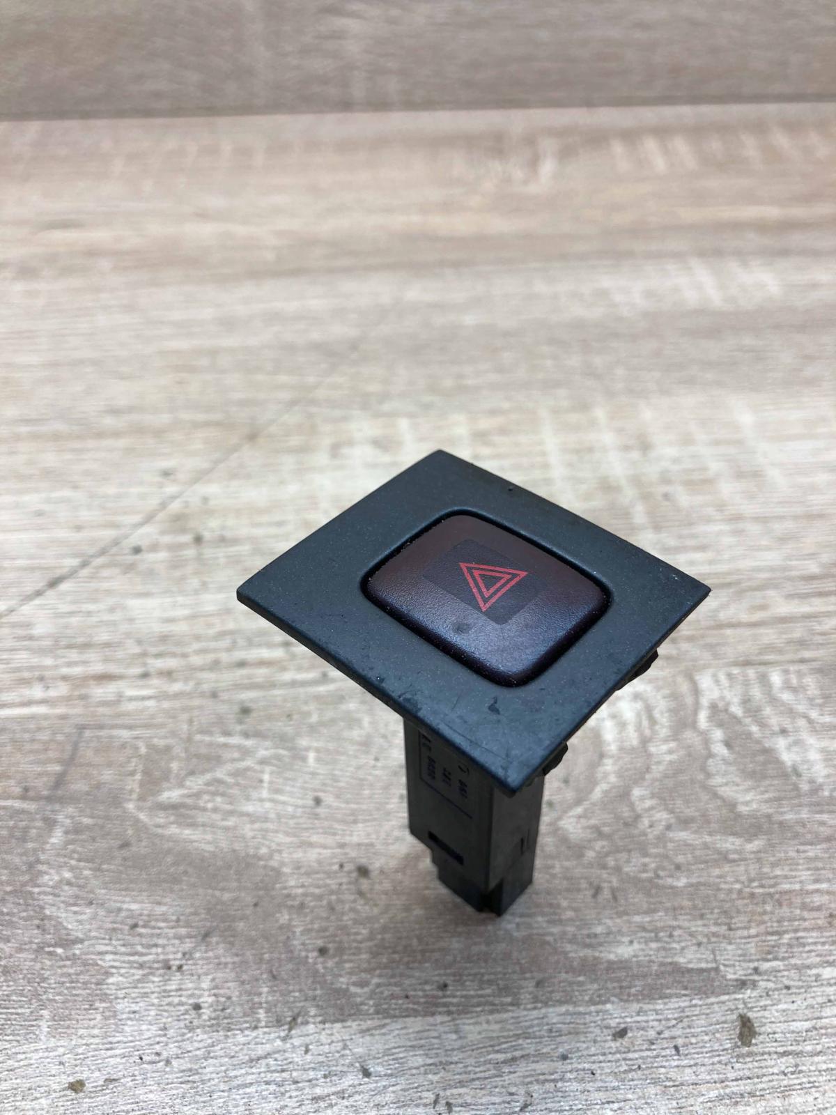 30710106 07W144  Hazard light switch Volvo V70