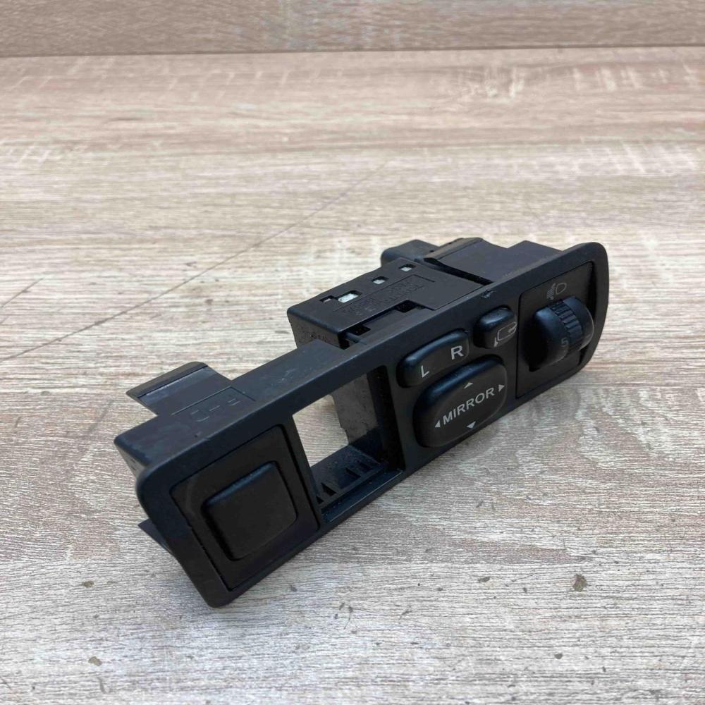 183575 37166  Wing mirror switch Toyota Avensis T250