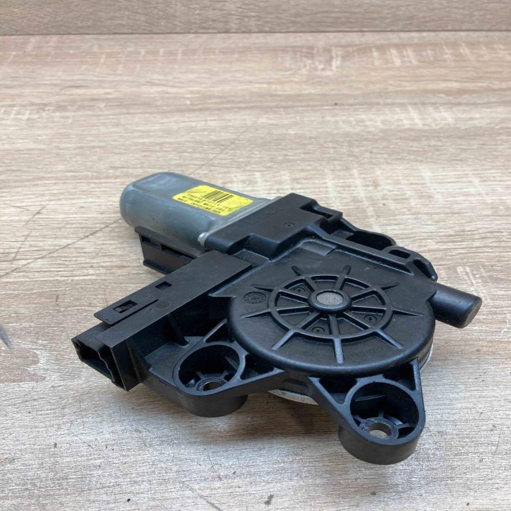 970714 101 WR12 290  Front door window regulator motor Volvo XC70