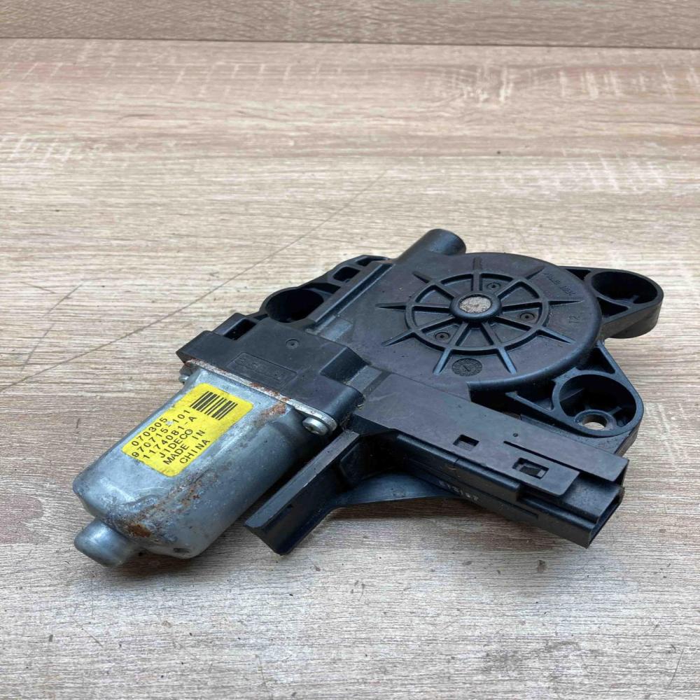 970715 101 1174081 A  Rear door window regulator motor Volvo V70