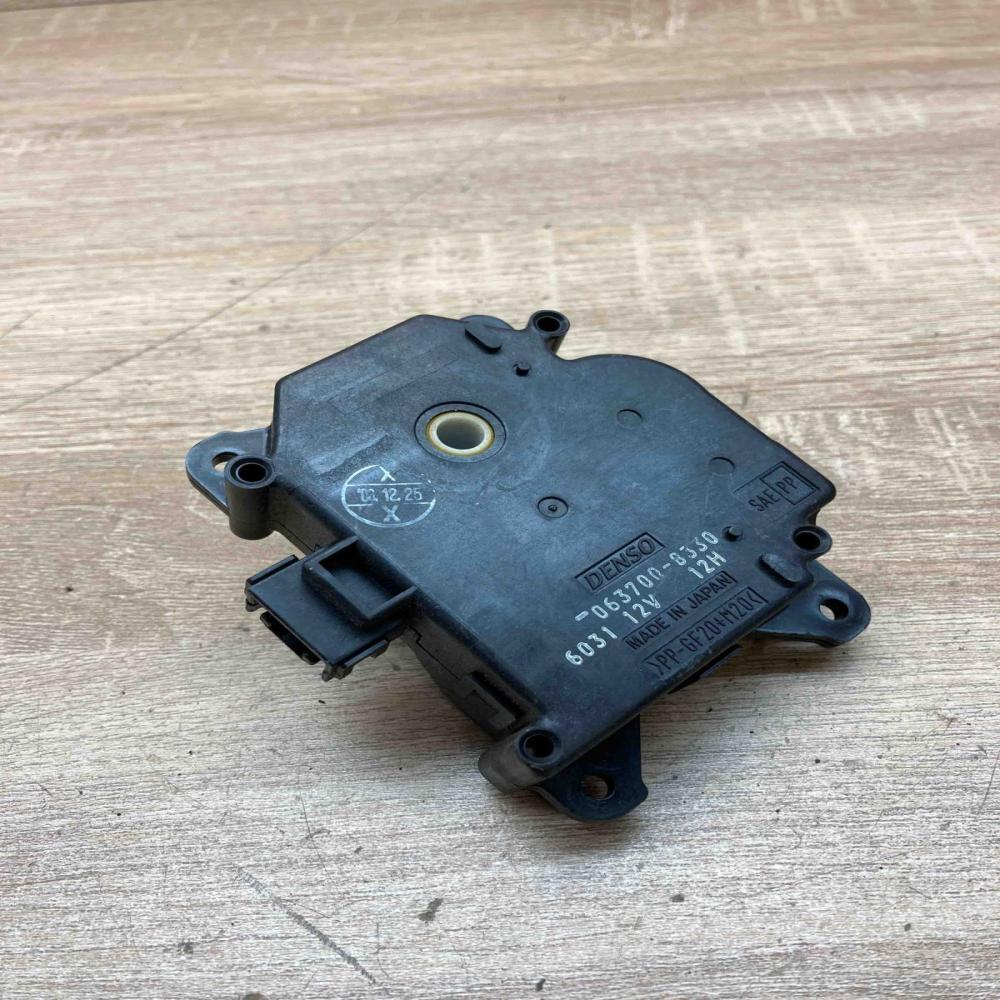 063700 8330   Air flap motor/actuator Toyota RAV 4 (XA20)