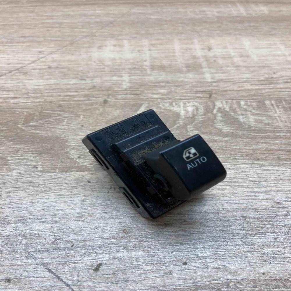 93575 1H100 369511 1000  Electric window control switch KIA Ceed