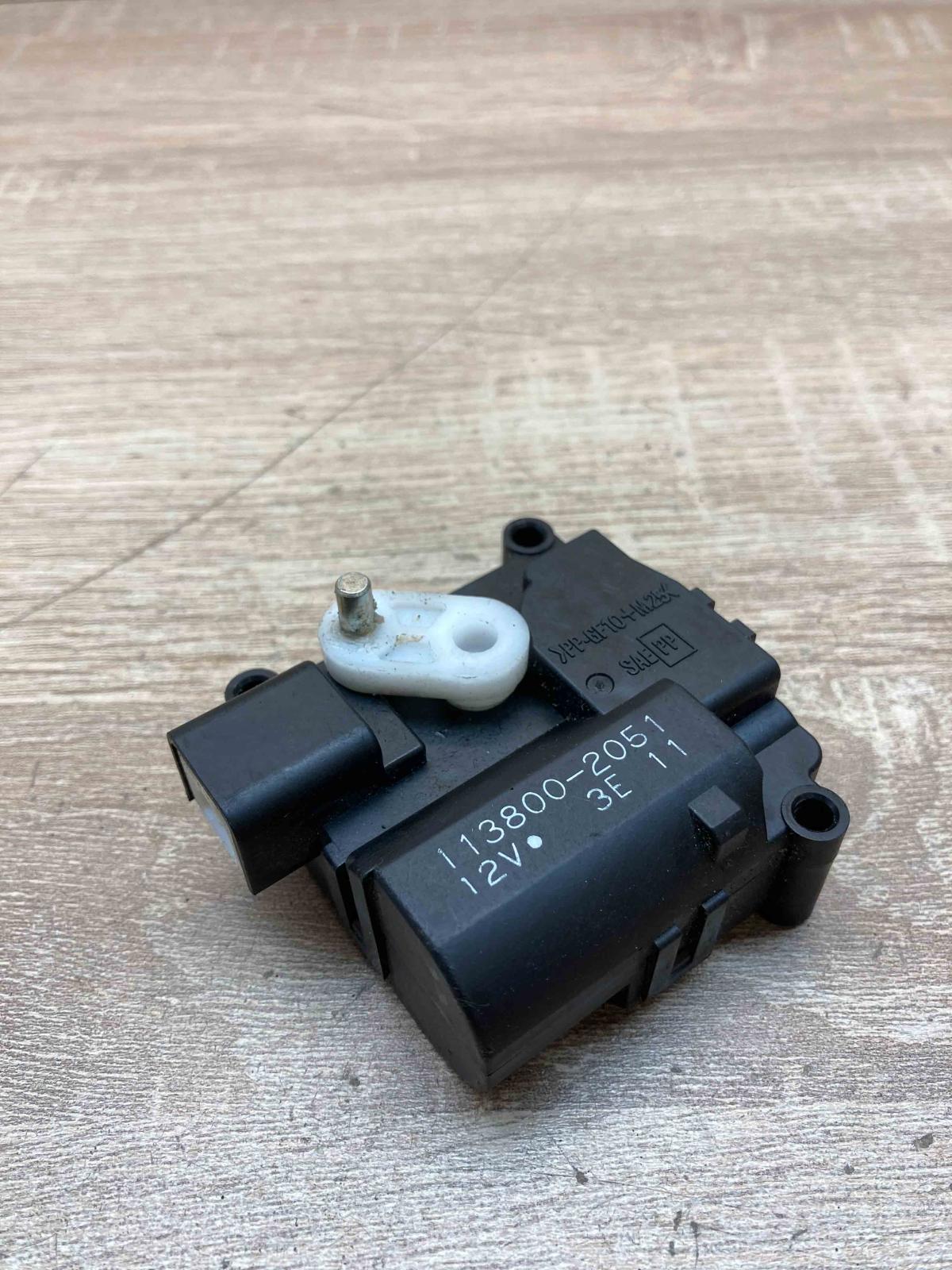 113800 2051   Air flap motor/actuator Toyota Avensis Verso