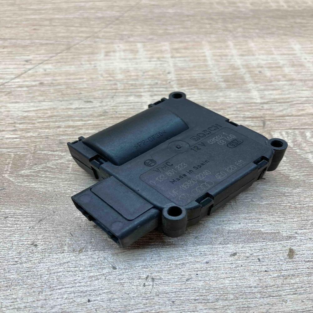 4E0820511  0132801323 Air flap motor/actuator Volkswagen Touareg I