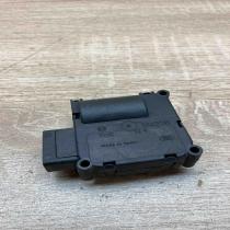 4E0820511  0132801323 Air flap motor/actuator Volkswagen Touareg I