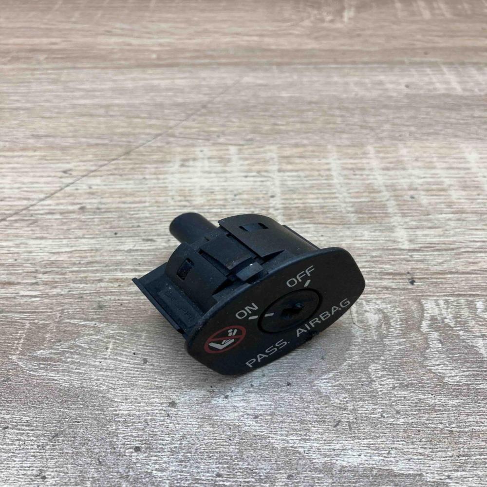 30795214   Passenger airbag on/off switch Volvo V60