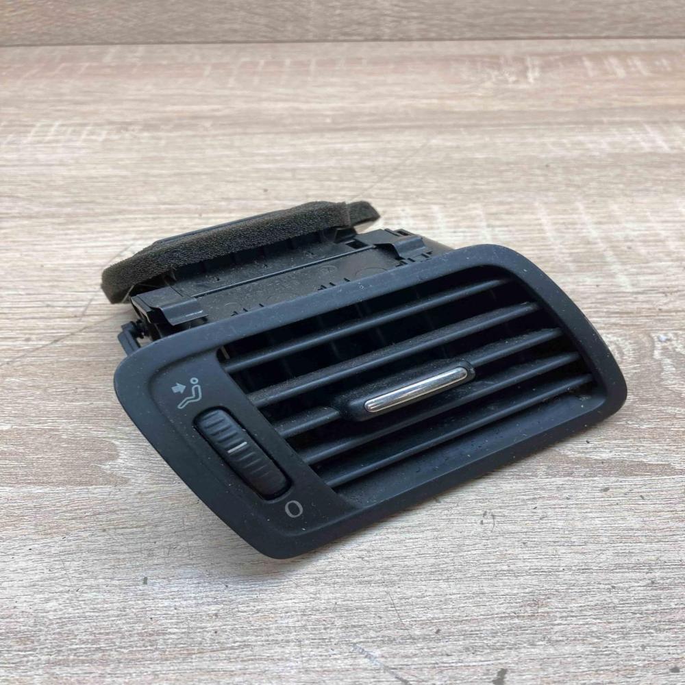 3C2819702 05772 001  Dash center air vent grill Volkswagen PASSAT B6
