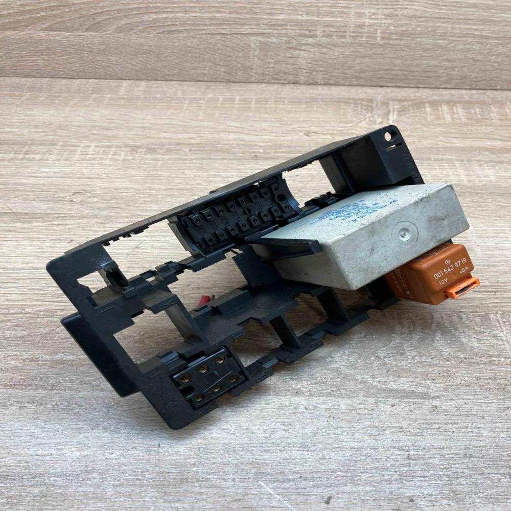 1245450140   Relay mounting block Mercedes-Benz E W124