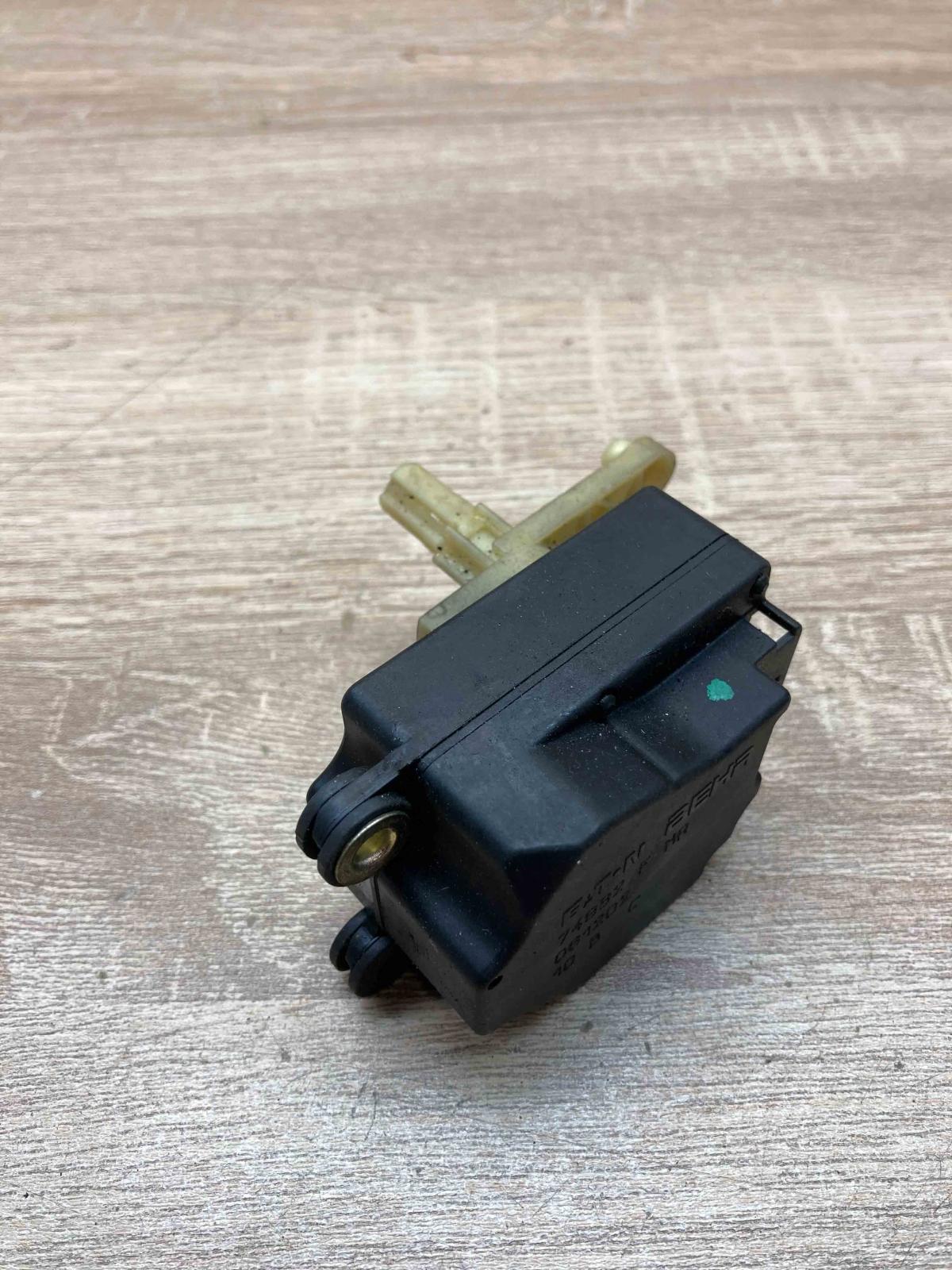 74932F 061202  Air flap motor/actuator Volvo S60