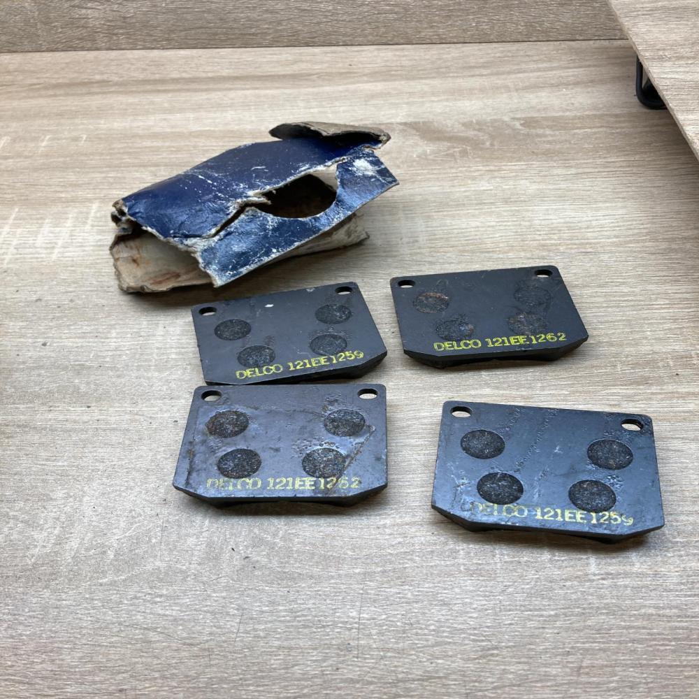 4004121 121EE1262  Brake pads (front) Saab 900