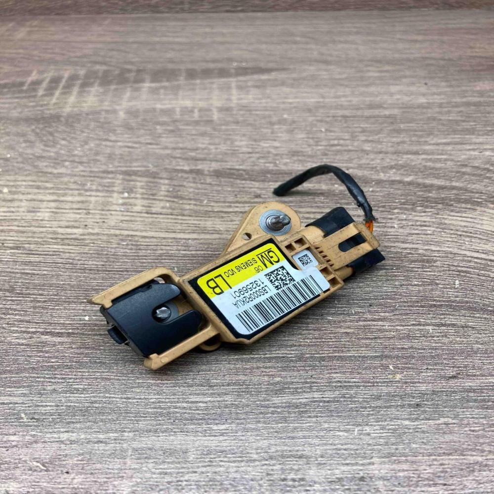 13256901   Airbag deployment crash/impact sensor Opel Vectra C