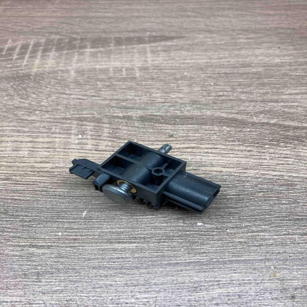 8200529572   Airbag deployment crash/impact sensor Renault Clio III