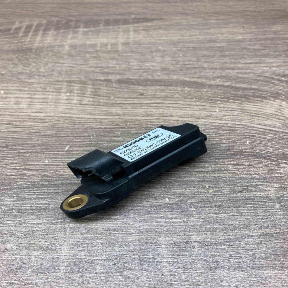 98AG 14B342 AD 250599 000029  Airbag deployment crash/impact sensor Ford Focus