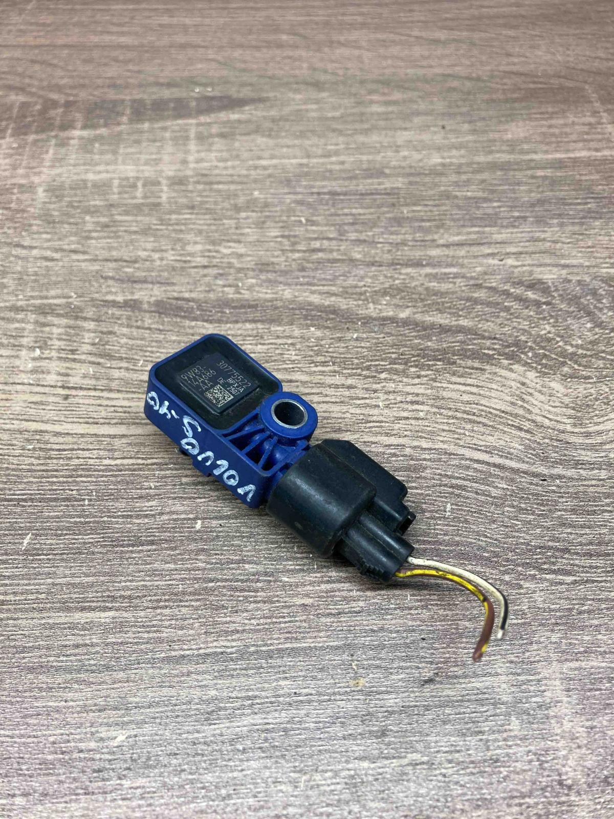 9W83 14A686 AA 30775522  Airbag deployment crash/impact sensor Volvo S40