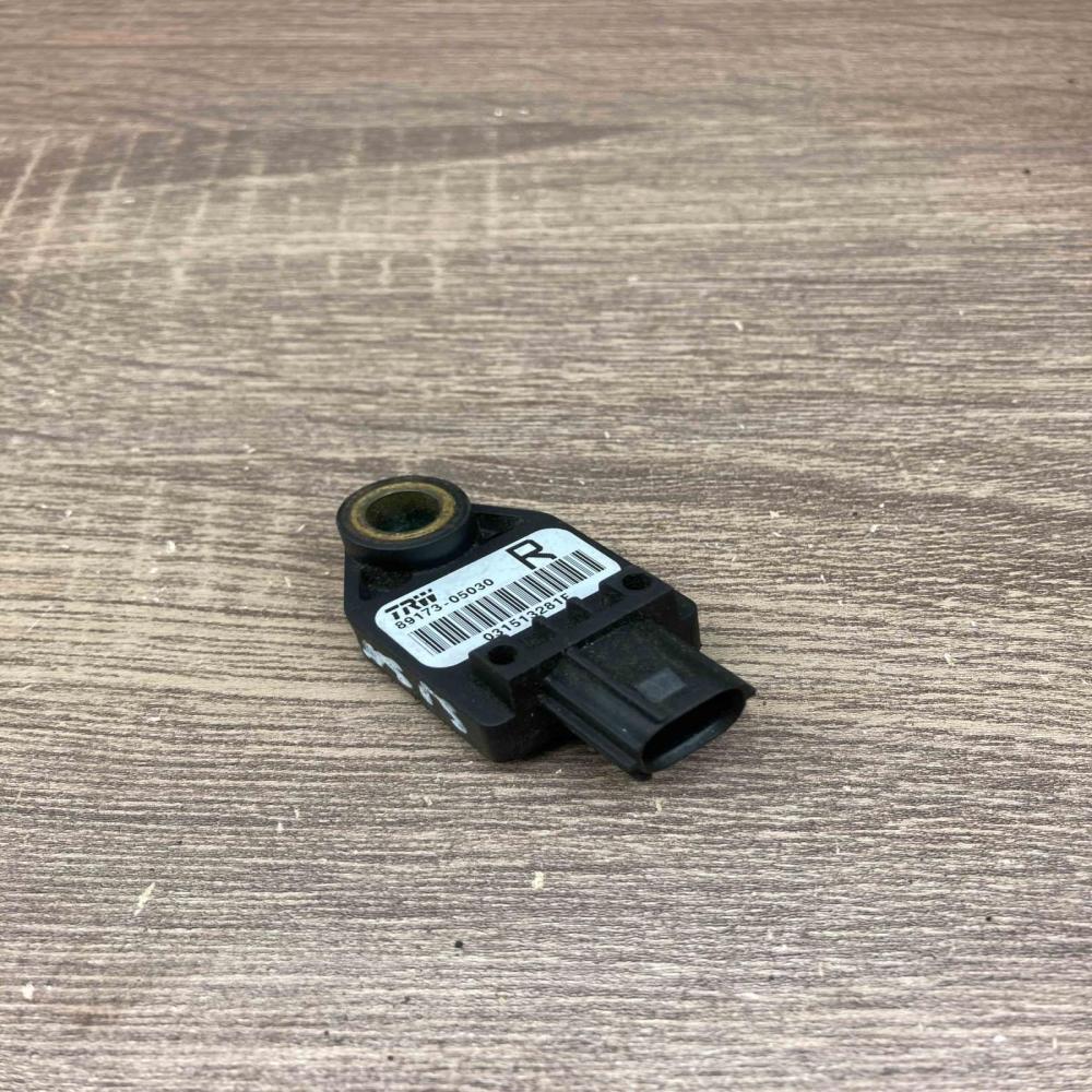 89173 05030   Airbag deployment crash/impact sensor Toyota Avensis T250