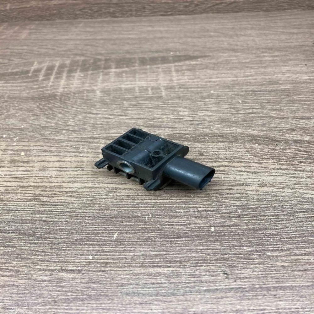 0038202926   Airbag deployment crash/impact sensor Mercedes-Benz R W251