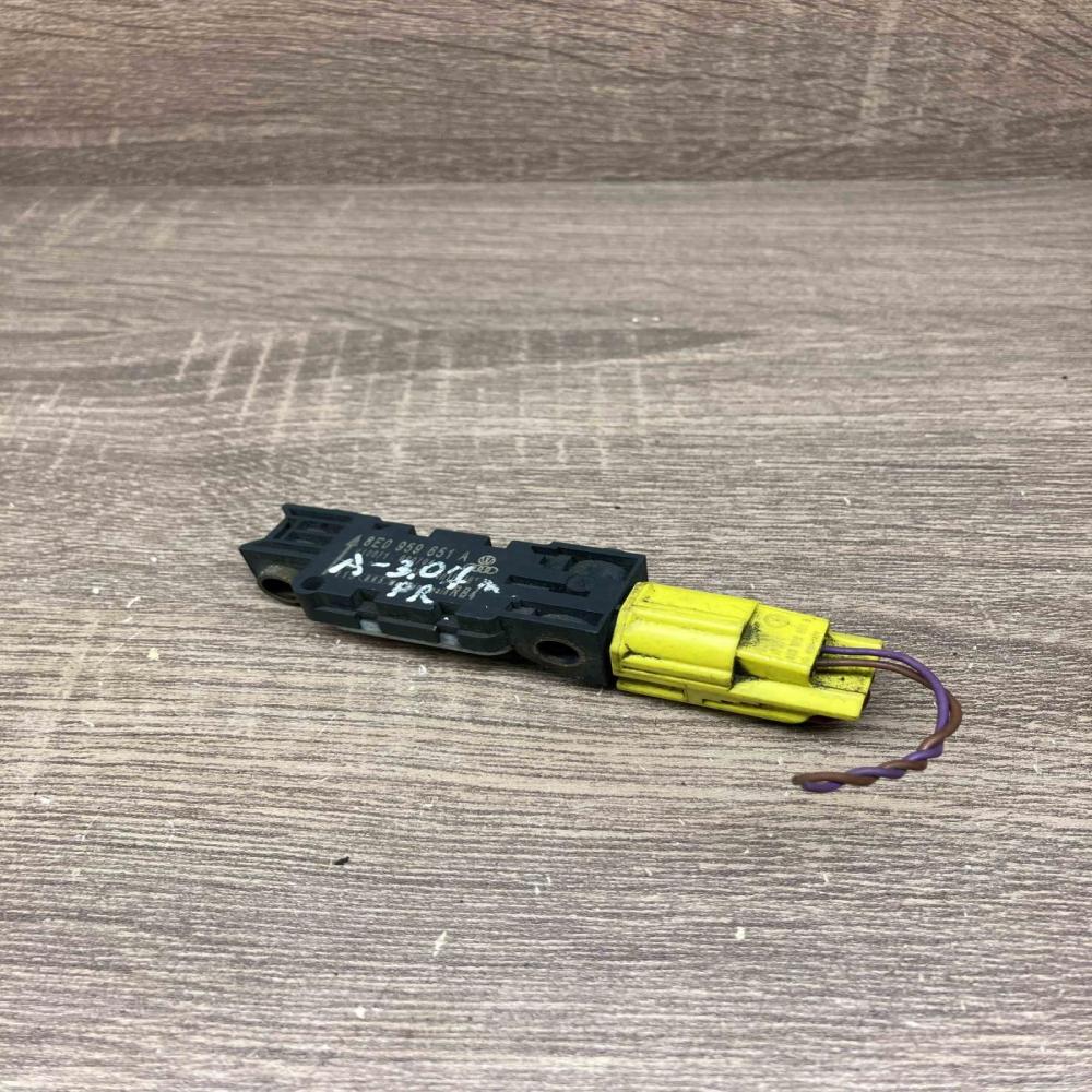 8E0959651A   Airbag deployment crash/impact sensor Audi A4 S4 B6 8E 8H