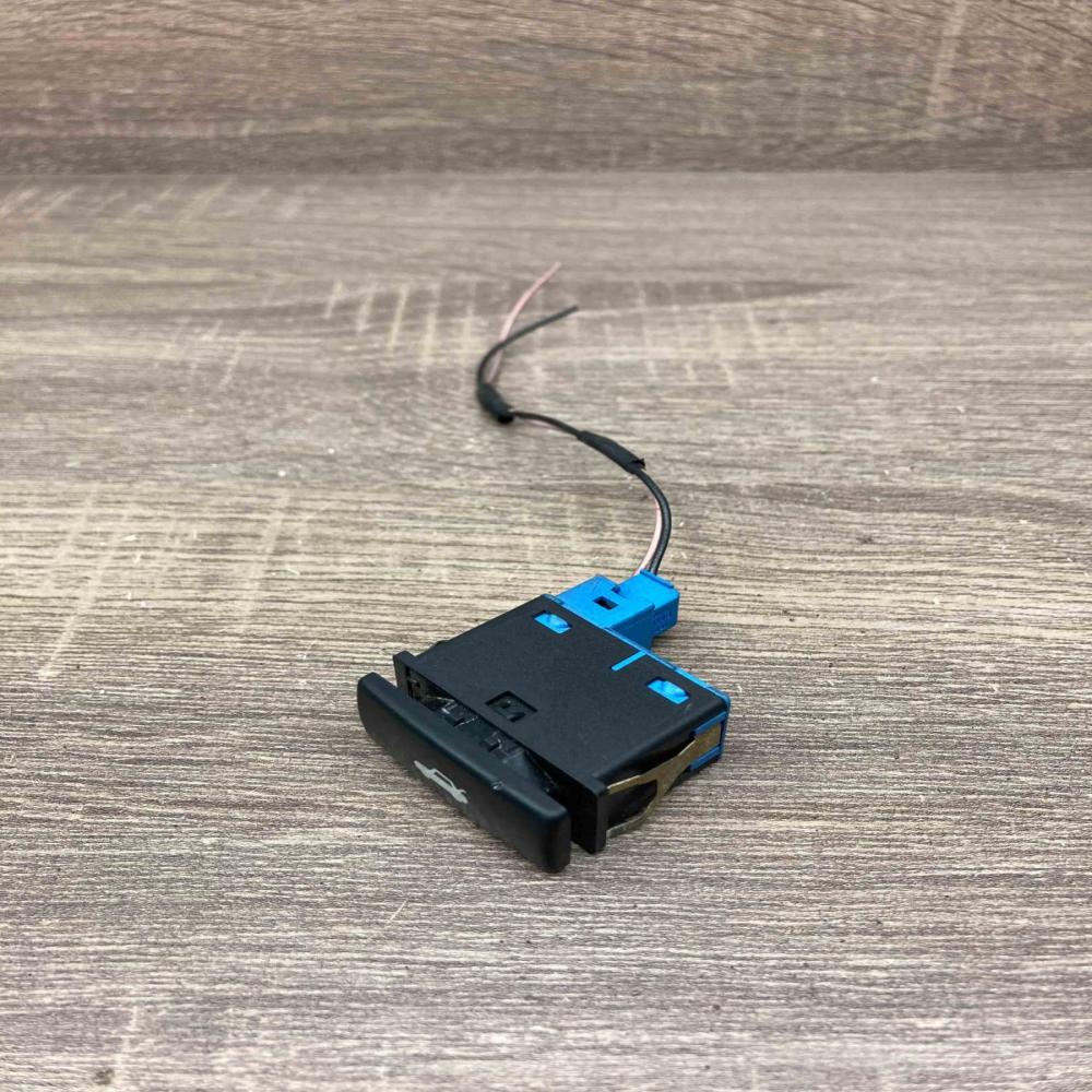 YXL 100100 5 02 00  Tailgate/boot open switch button Rover 75
