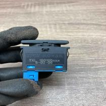 YXL 100100 5 02 00  Tailgate/boot open switch button Rover 75