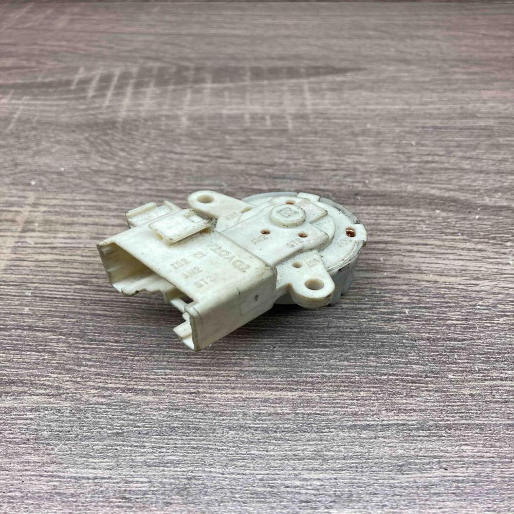 IG2 AM2 ST2 Used  Ignition lock Toyota Avensis T250