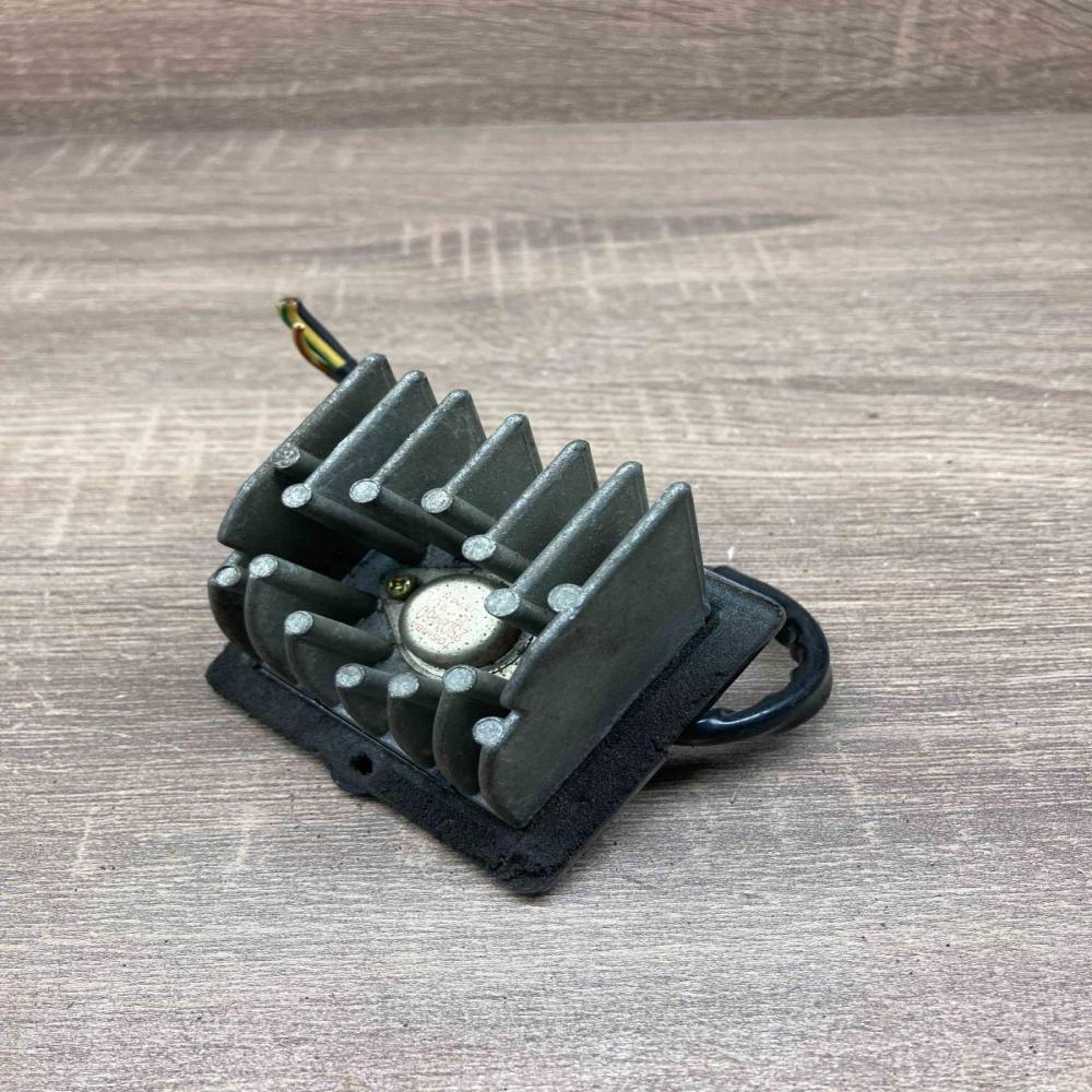077800 0042   Heater blower motor/fan resistor Subaru Legacy