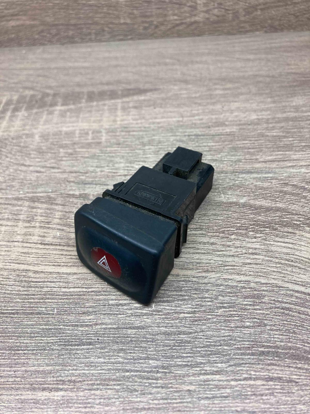 04090   Hazard light switch Nissan Primera