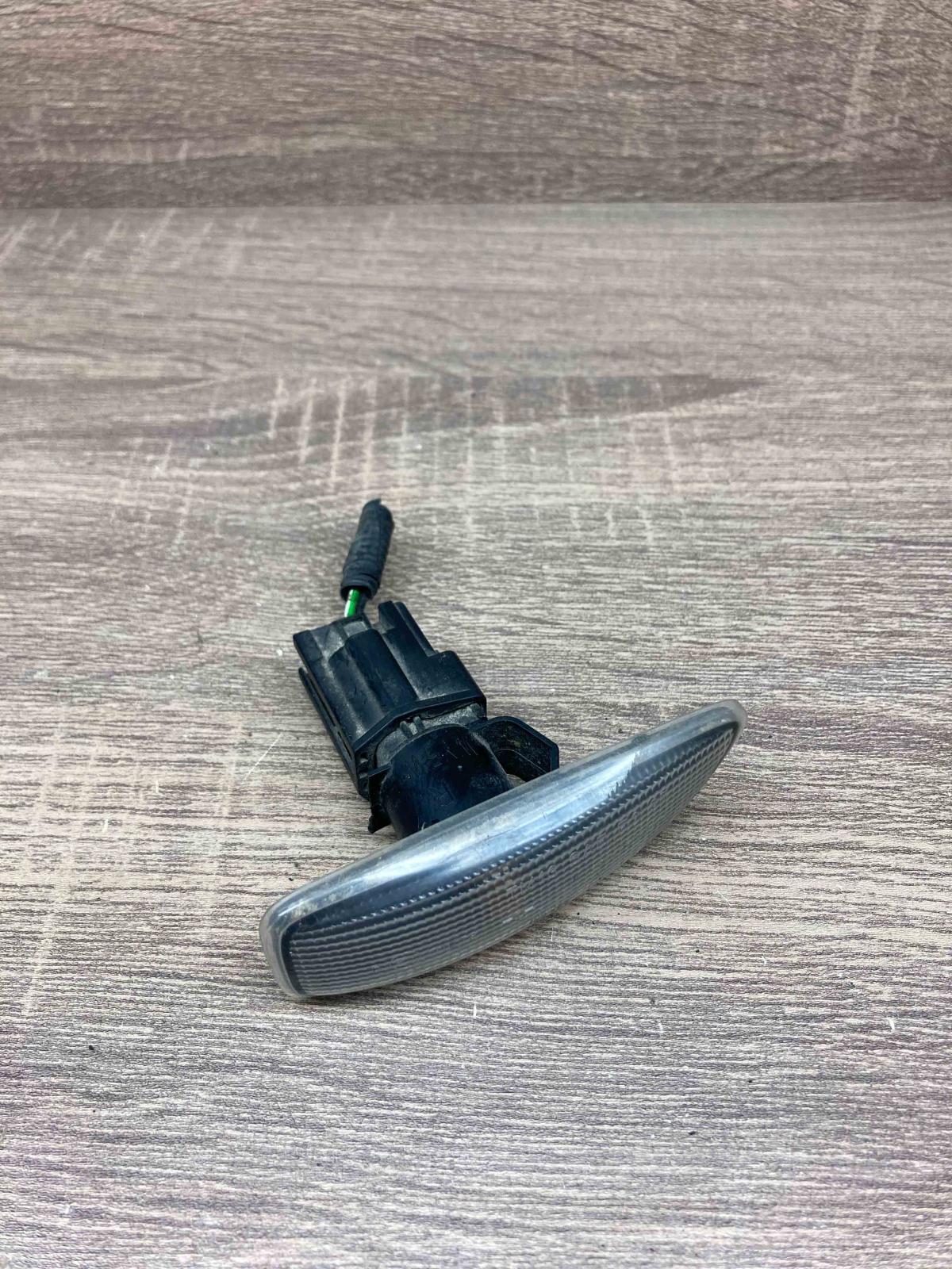 8658945   Front fender indicator light Volvo S60
