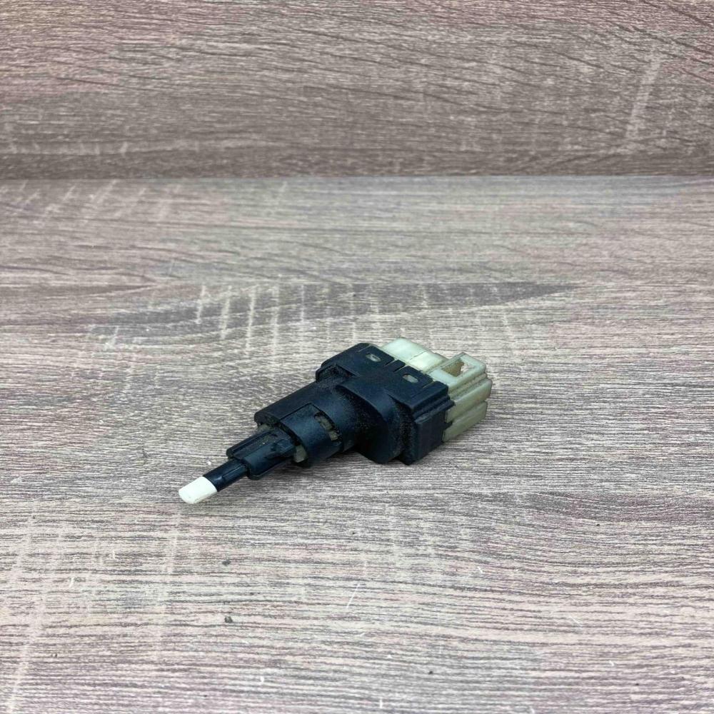 1K2945511   Brake pedal sensor switch Audi A4 S4 B6 8E 8H