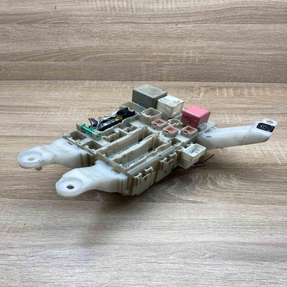 82730 02140 A 0210 8B27  Fuse module Toyota Auris 150
