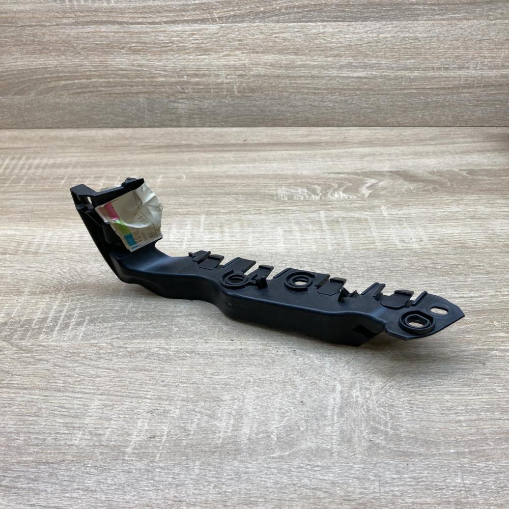 8V5807184B   Front bumper mounting bracket Audi A3 S3 8V