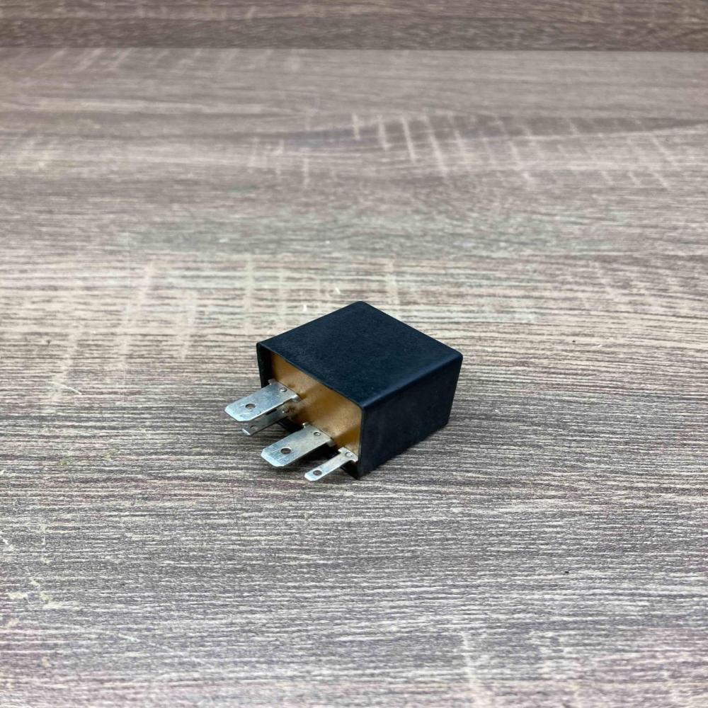8JA006986 00   Other relay Volvo S40, V40