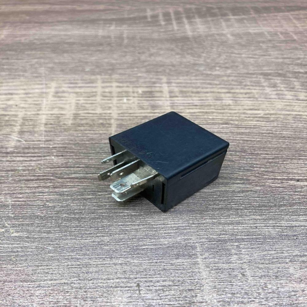 1U0941243C AEV 0306  Other relay Skoda Octavia Mk1 (1U)