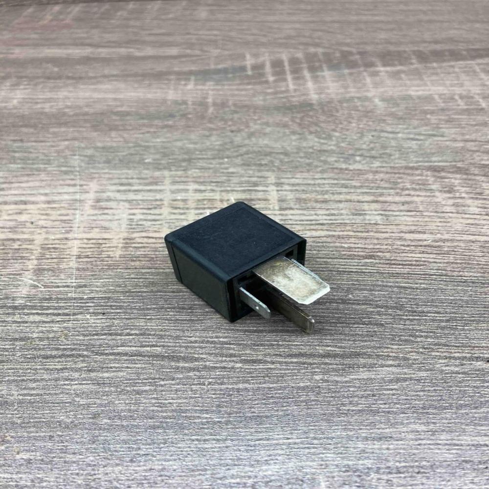 83BG14N089CA V23134 J4 X37  Other relay Ford Escort