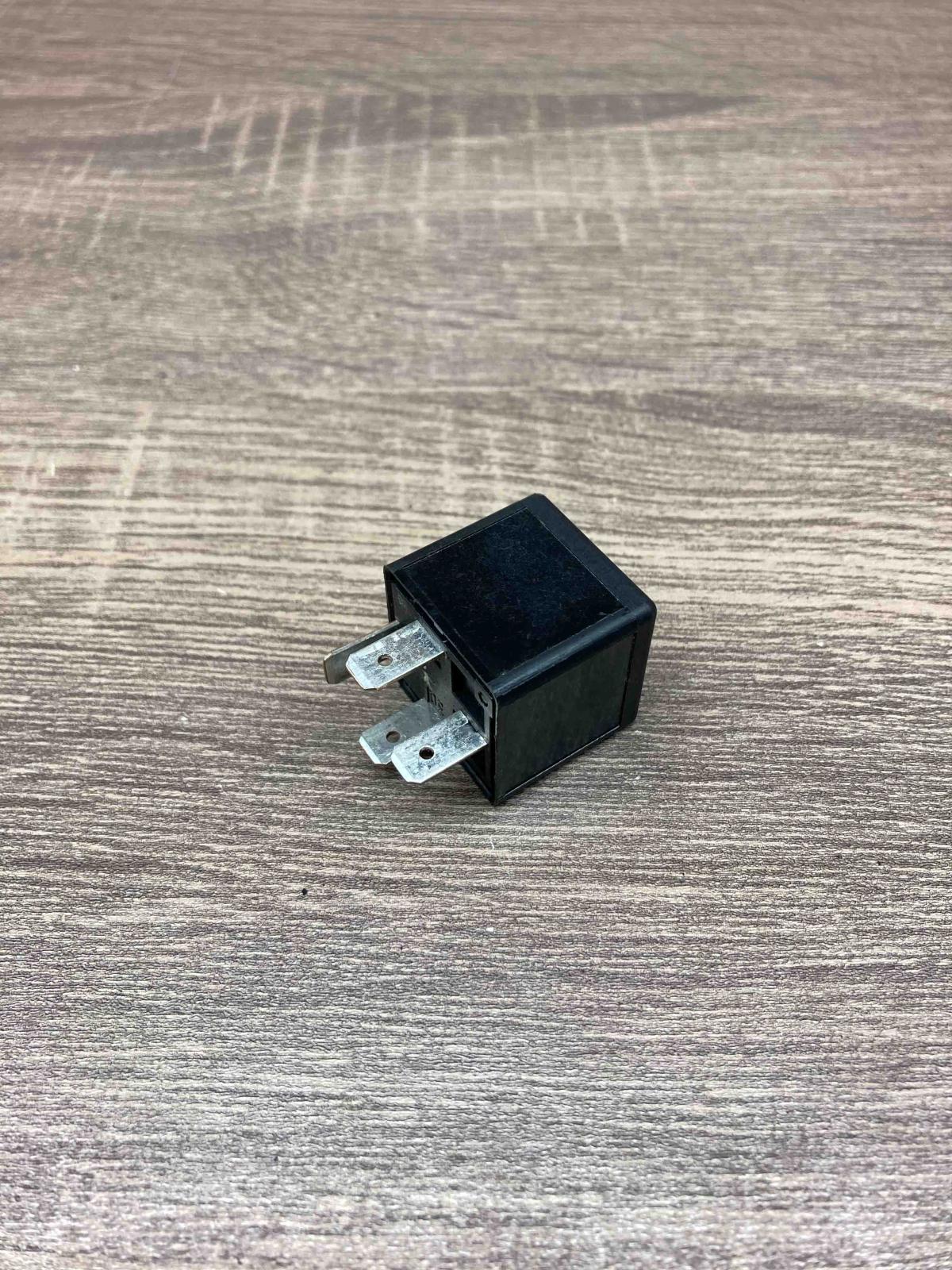 V23134 K52 X220 90464760  Other relay Opel Zafira A