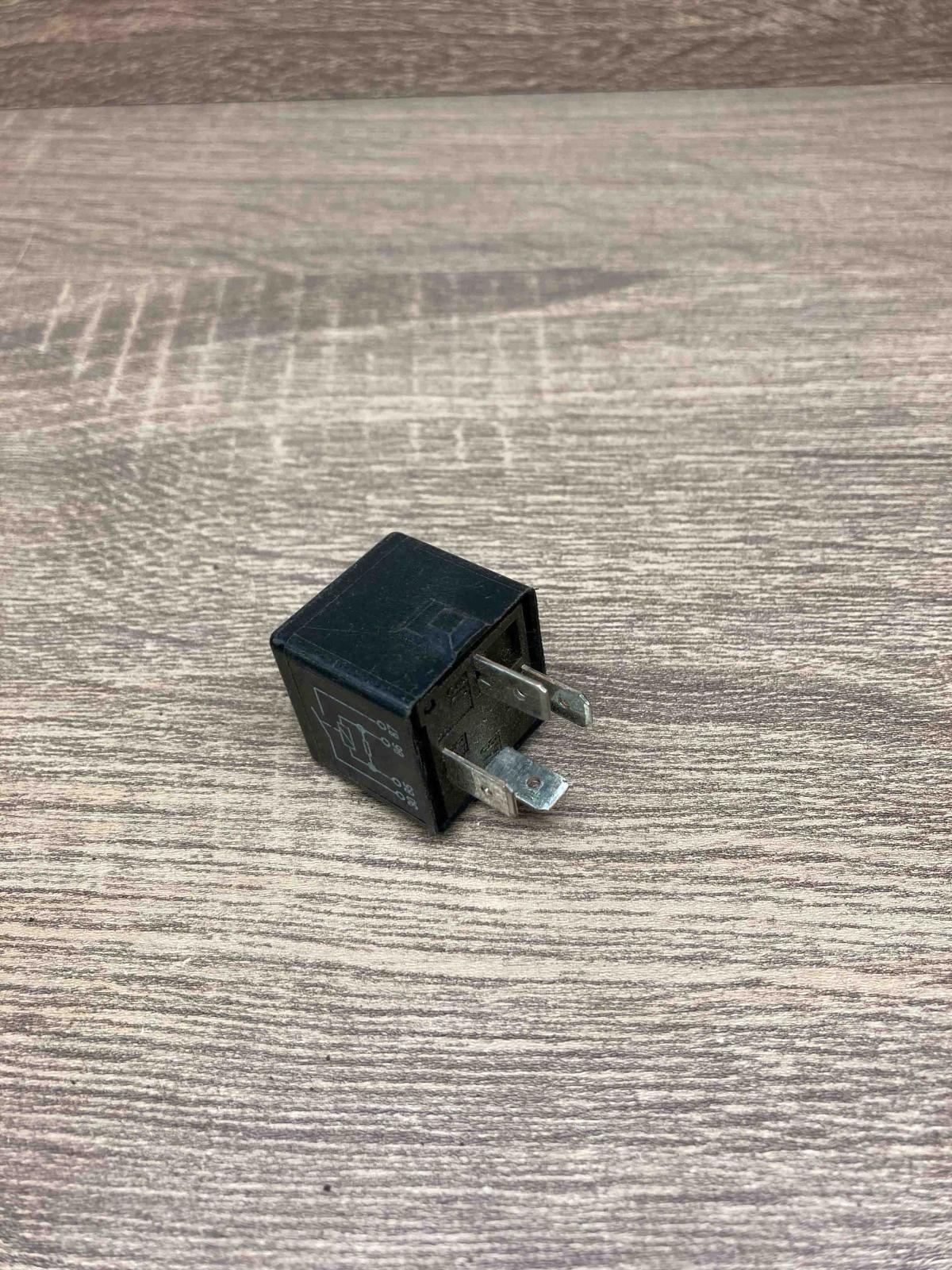 V23134 B52 X379 C210  Other relay Mazda 323