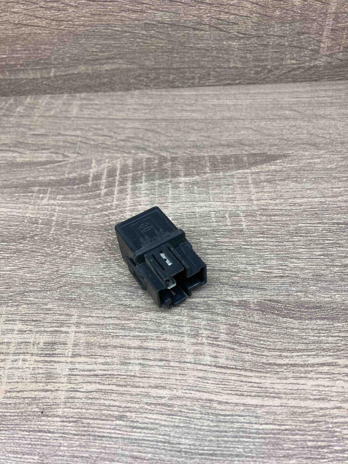 V23134 B52 X240 MB953381 Used Other relay Mitsubishi Carisma