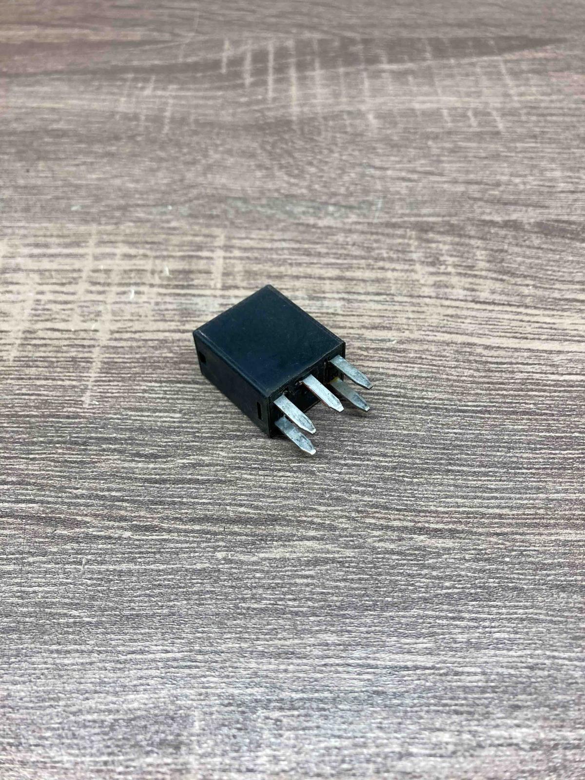 95225 38300 DECO  Other relay Hyundai Sonata