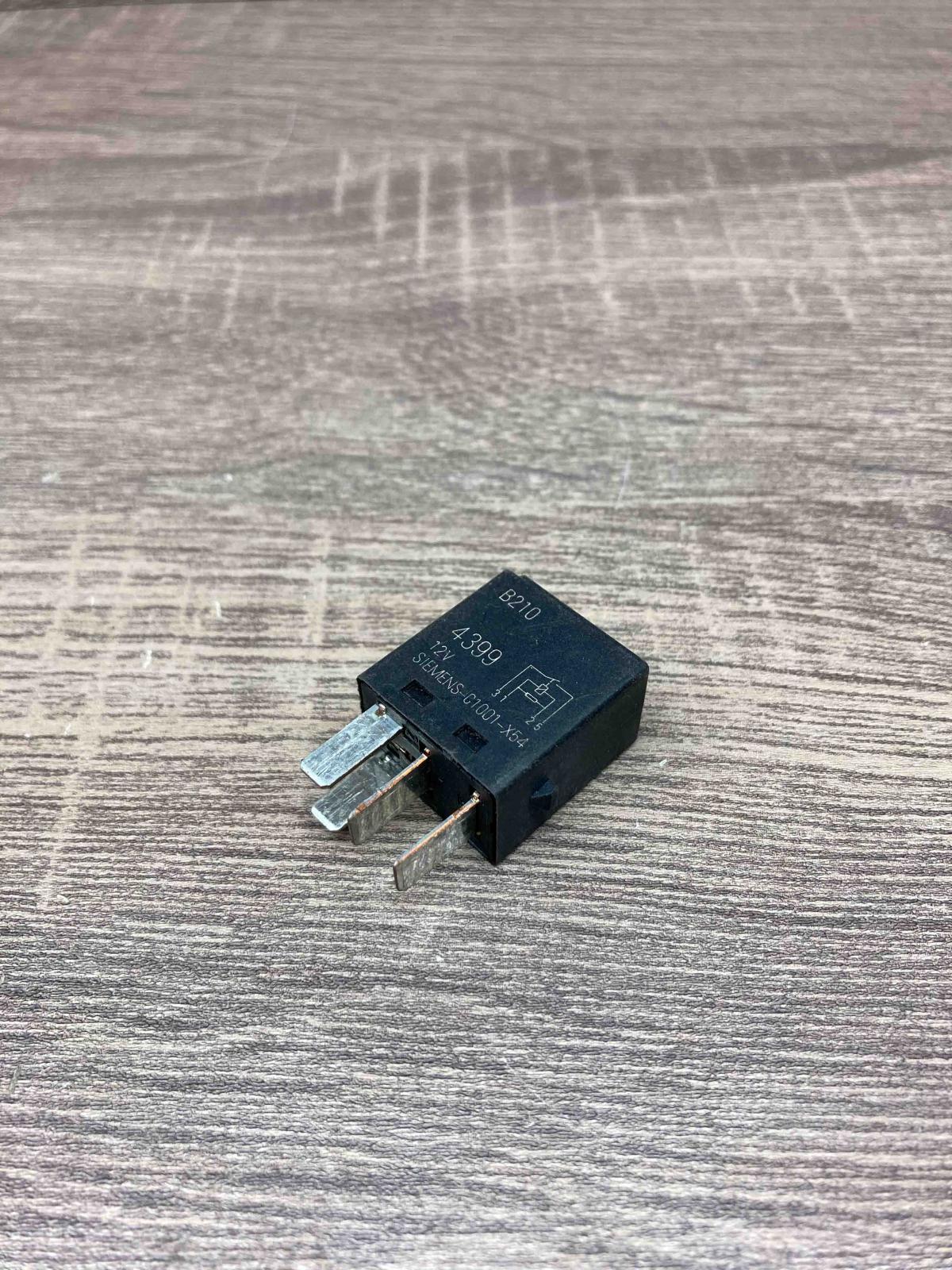 C1001 X54 B210 4399  Other relay Mazda 626