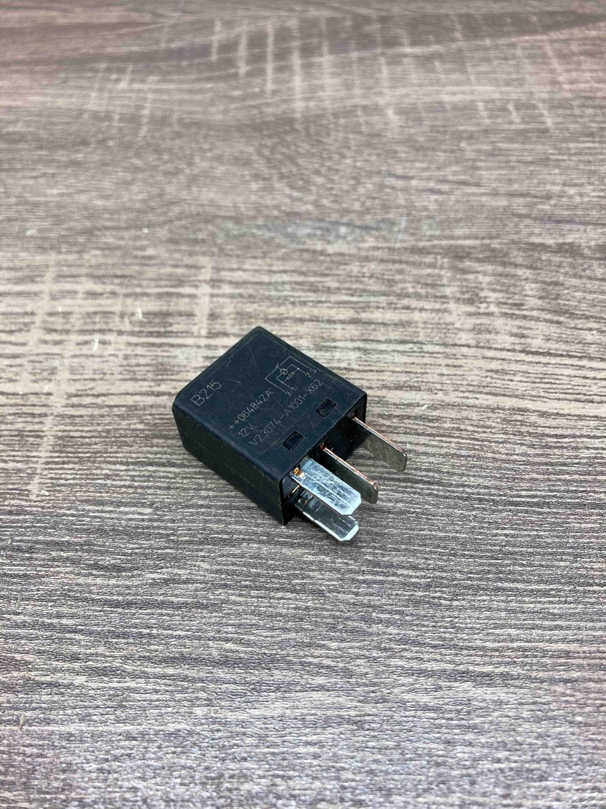 V23074 A1001 X62 B215  Other relay Mazda 2