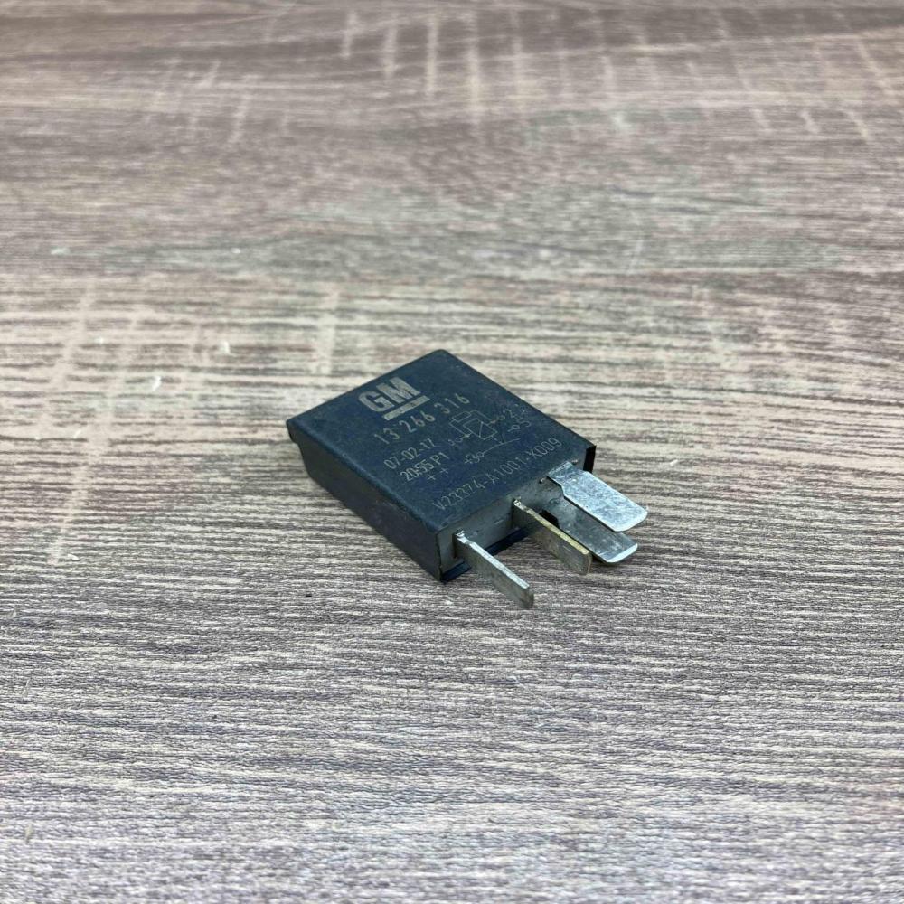 13266316 V23374 A1001 X009  Other relay Opel Meriva B