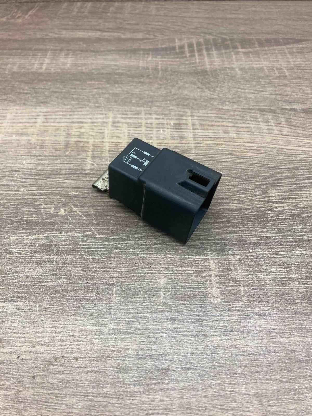 93AG 14N089 F1B V23136 J4 X34  Other relay Ford Ka