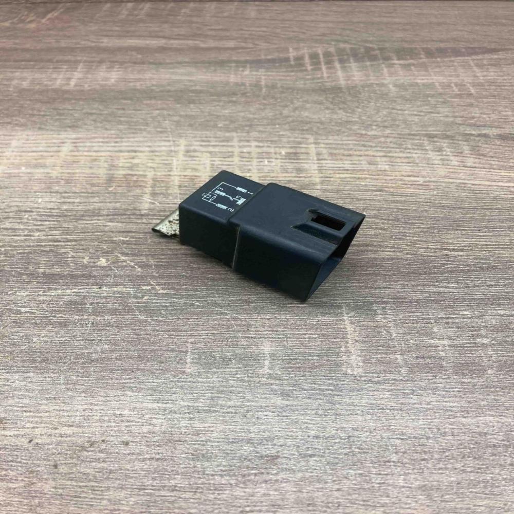 93AG 14N089 F1B V23136 J4 X34  Other relay Ford Ka