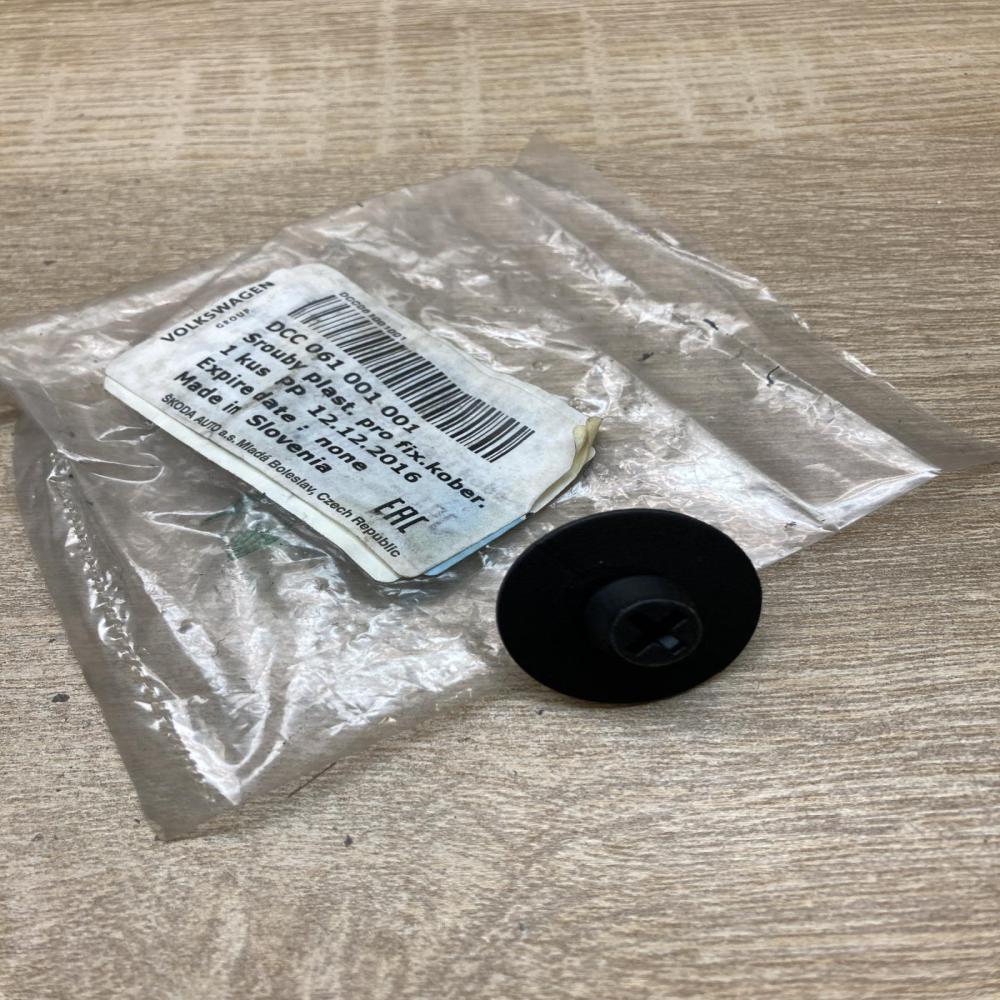 061001001 DCC061001001  Floor mat clip fixing clamp Skoda Fabia Mk1 (6Y)