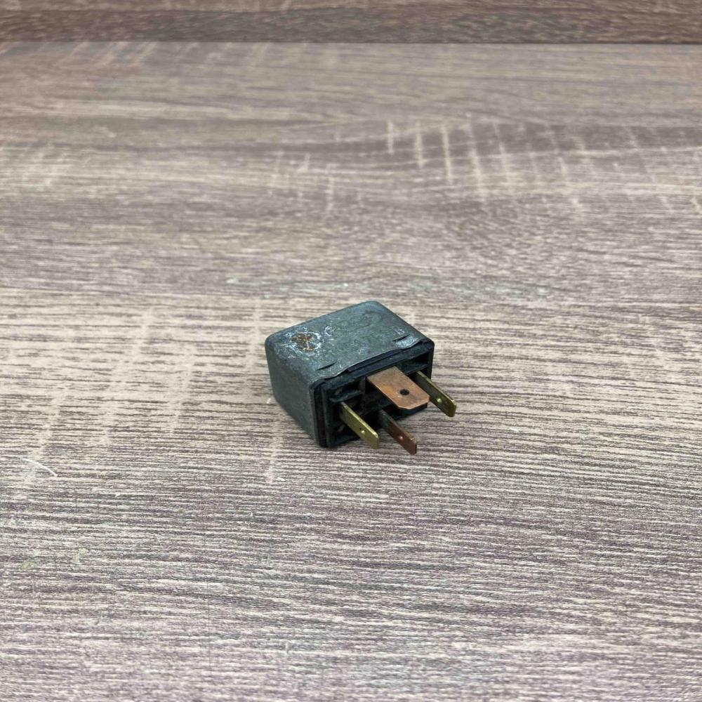 431951253B 0332914123  Other relay Audi 80 90 B2