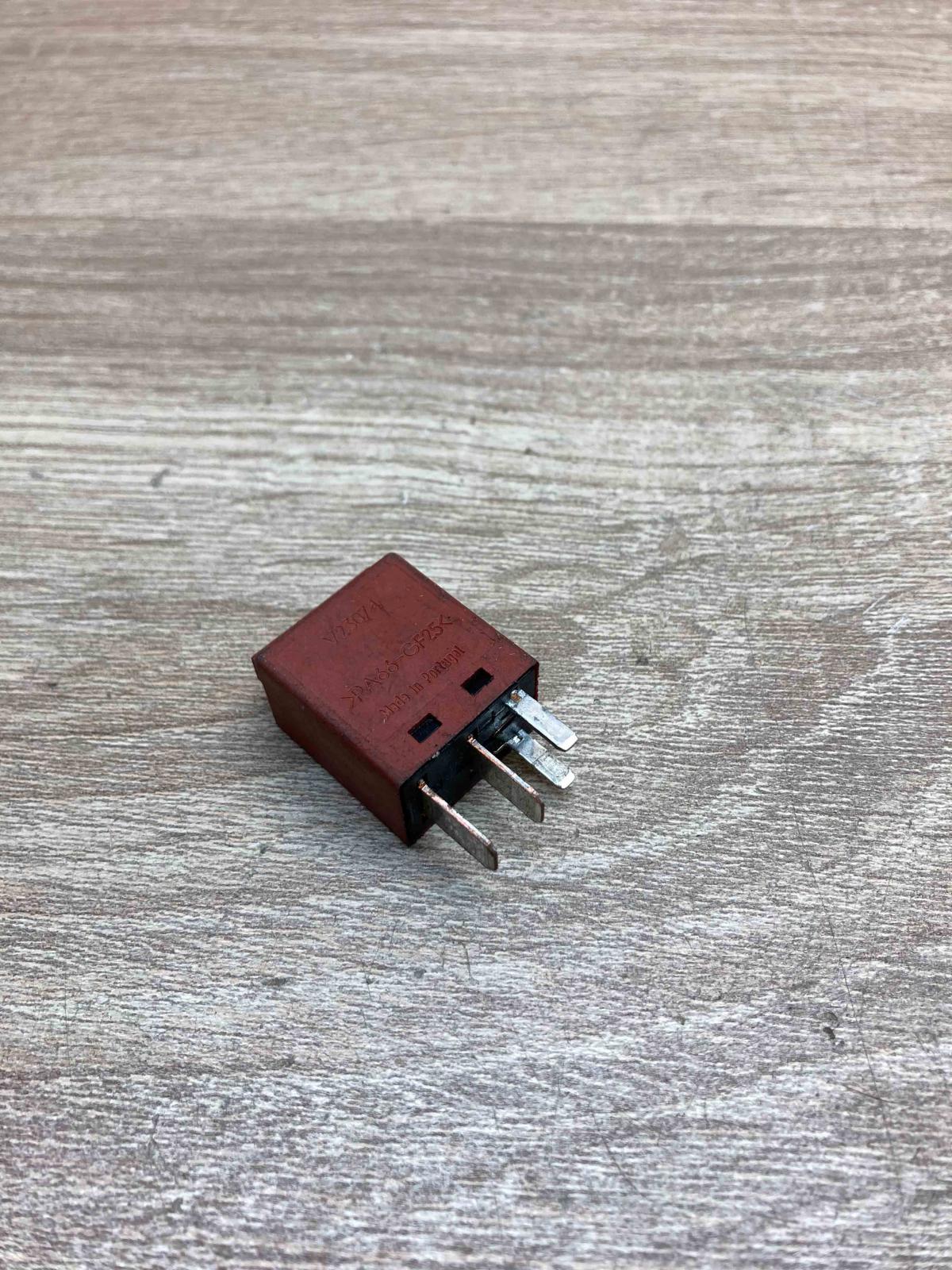 96FG 14N089 AA G1UHQ  Other relay Ford Escort